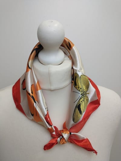 Vierkante dames neksjaal Aukje-gebloemd motief vlindermotief-oranje wit zwart rood bruin beige-50x50