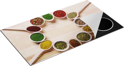 Chefcare Inductie Beschermer Kruiden in Lepels op een Houten Tafel - 95x50 cm - Afdekplaat Inductie - Kookplaat Beschermer - Inductie Mat