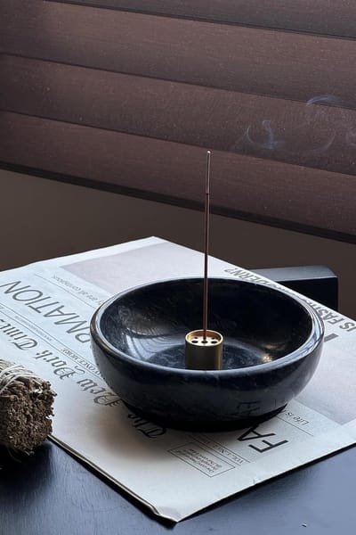 Famanu - Luxe marmeren wierookhouder zwart, handgemaakt voor wierookstokjes en backflow kegels, stijlvolle houder voor meditatie, aromatherapie en interieurdecoratie