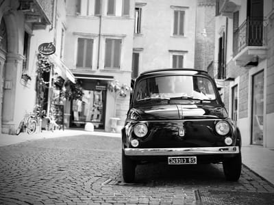 Canvas schilderij 90 x 60 cm - Foto Fiat 500 oldtimer in Italië zwart wit - Canvas doeken - Muurdecoratie woonkamer - wanddecoratie slaapkamer - Wanddoek interieur- Vintage canvas - fotolijsten