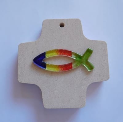 Kruisje kalksteen met glazen vis