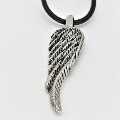 Stoer edelstaal 3D engelenvleugel veer op zwart 60 cm leer ketting.