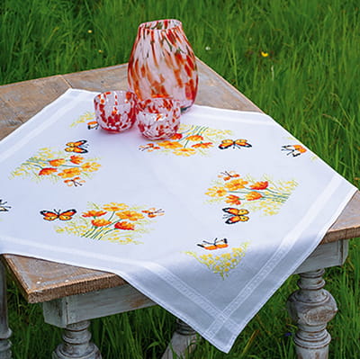 Vervaco - Tafelkleed kit - Oranje bloemen en vlinders - PN-0187348 - Borduren - Borduurpakket - Borduurpakket volwassenen - Borduurpakket kind