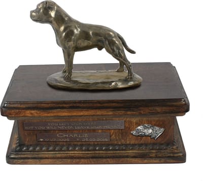 Persoonlijke urn voor Staffordshire Bull Terrier met beeldje en houten design