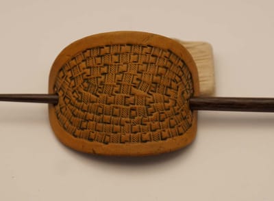 Leren beige haarspeld + stokje hout sierwerk - lederen haarspeld van een design motieven - stevige haarspeld - modern lederen haarspeld - dames haarspeld - sierlijke haarspeld - unieke haarspeld - aparte haarspeld - handgemaakte haarspeld