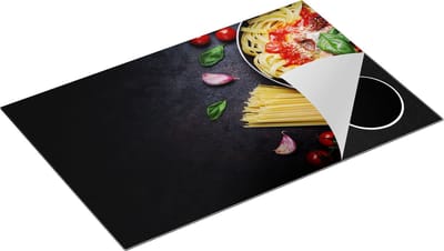 Chefcare Inductie Beschermer Spaghetti met Groentes op een Zwarte Marmeren Plaat - 81,2x52 cm - Afdekplaat Inductie - Kookplaat Beschermer - Inductie Mat