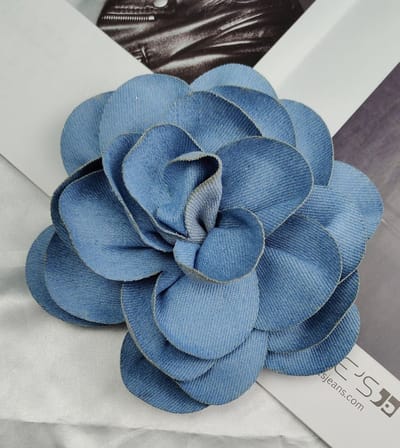 Broche-Boheemse denim rozenbroche 15 cm | Grote reversspeld en camelia haarclip voor dames en meisjes | Multifunctionele corsagebroche van denim materiaal-Lichtblauw