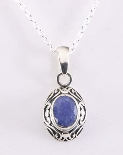 Fijne bewerkte zilveren hanger met blauwe saffier aan ketting