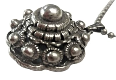 Zeeuws Meisje - Hanger bolle traditionele Zeeuwse knop zwaar verzilverd, 26 mm doorsnede, met bolletjesketting