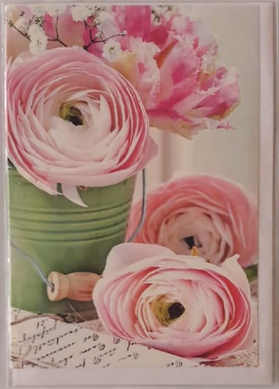 Een leuke wenskaart met een emmer vol verschillende bloemen. Een geschikte blanco kaart om zelf een tekst in te kunnen schrijven. Een dubbele wenskaart inclusief envelop en in folie verpakt.