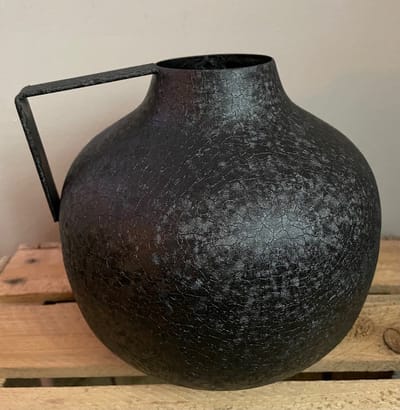 Vaas - Zwart - 20x20x19 cm - Vazen - Bloemvaas - Stoere vaas met handvat - Trendy - Voorjaar - Black - Woonaccessoire - Woonaccessoires - Luxe - Sfeer - Decoratief - Deco - Interieur - Landelijk - Industrieel - Chique - Sfeervol - Plateau - Decoratie