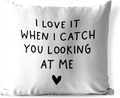 Buitenkussen - Engelse quote "I love it when i catch you looking at me" op een witte achtergrond - 45x45 cm - Weerbestendig