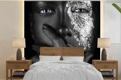 Behang - Fotobehang Vrouw - Zilver - Zwart - Blauw - Breedte 350 cm x hoogte 350 cm