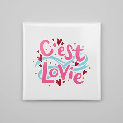 Keramische Decoratieve Tegel 15x15 cm – “C’est La Vie” Liefde Design met Hartjes – Romantische Wandtegel voor Woonkamer, Slaapkamer of Cadeau