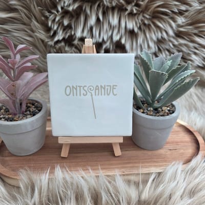 Robuust wenstegeltje - Sinterklaas Tegeltje – Ontspanje – Humor Cadeau Pakjesavond - Feestdagen - surprise - Hip trendy tegeltje – 10x10 cm – Wanddecoratie – Trendy nu – Decoratief Tegeltje met Standaard – Cadeau Idee