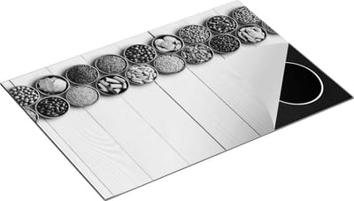 Chefcare Inductie Beschermer Kruidenbakjes op een Houten Tafel - Zwart Wit - 75x50 cm - Afdekplaat Inductie - Kookplaat Beschermer - Inductie Mat