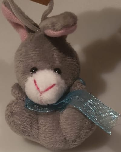 Konijn grijs 7cm hoog. Perfect om als schoencadeau te geven of tijdens Kerst en Sinterklaas. Leuk als sleutelhanger of tassenhanger. Een leuke knuffel om voor jezelf te kopen of om cadeau te geven.