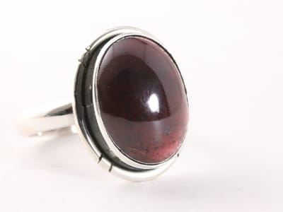 Ovale zilveren ring met granaat - maat 17.5