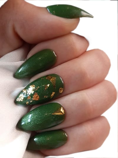 SD Press on Nails - Plaknagels - Gelnagels - Handgemaakt - 20 stuks - No. 57 Mother Earth - groen Goud - Gellak - Nagellak - Medium Stiletto Nageltips - Nepnagels met Lijm - Kunstnagels - Nail Art - Handmade - Valse nagels - Nagelvijl - Accessoires