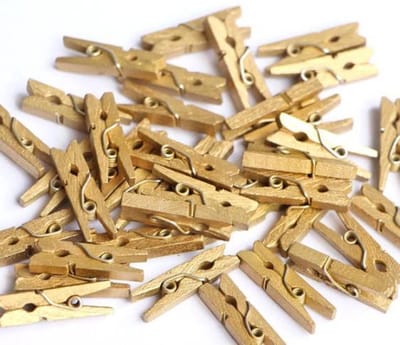 FSW-Products - Kleine Houten Mini Knijpers - 50 Stuks - Kaart Was Knijpertjes - Goud - Foto Knijpers - Polaroid - Geboorte Wasknijpers - Kaartknijper