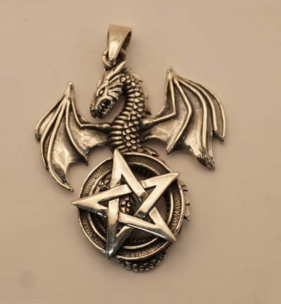 Sterling zilveren hanger draak met pentagram - stoere zilveren hanger pentagram met draak - draken hangers - heren hangers draak - dames hangers draak - stoere zilveren hanger dragon - pendant dragon with pentagram