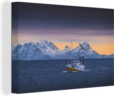 Canvas schilderij 150x100 cm - Wanddecoratie Een vissersboot met bergen op de achtergrond - Muurdecoratie woonkamer - Slaapkamer decoratie - Kamer accessoires - Schilderijen