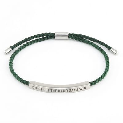 Donkergroen gevlochten koord armband voor heren en dames met zilverkleurige plaat en gegraveerde tekst "Don't Let The Hard Days Win" – verstelbaar