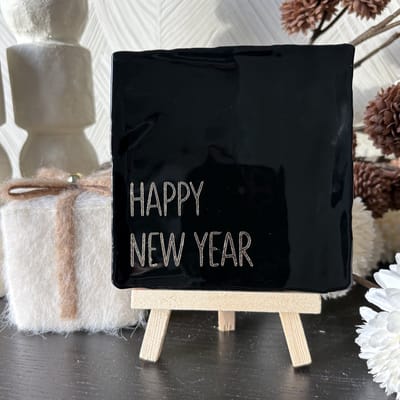 Hartjespost | Tegeltje Happy New Year zwart, goud | schoencadeautjes sinterklaas | tegeltjes met tekst | spreuktegel | tegeltjeswijsheden | Christmas | Xmas | kerstmis | decoratie kerst | happy new year | nye | sparkle | new beginnings | 10x10