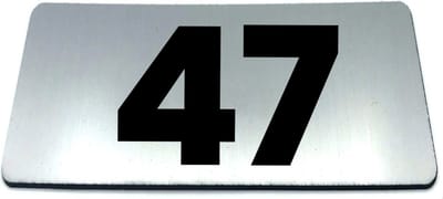Nummerplaatje 47 - 80 x 50 x 1,6 mm - RVS-look geborsteld - Incl. 3M-tape | Nummerbordje - Deur en kamernummer - brievenbusnummers - Gratis verzending - 5 jaar garantie | Gratis Verzending