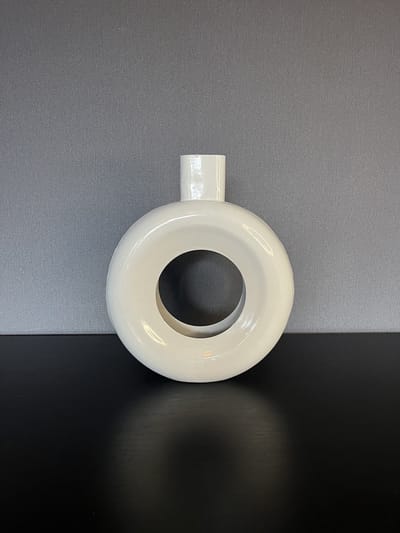 HomeBound by KY | Vaasje donut metaal wit | 6x20,5x23,5cm | bloemenvaas donutvorm metaal