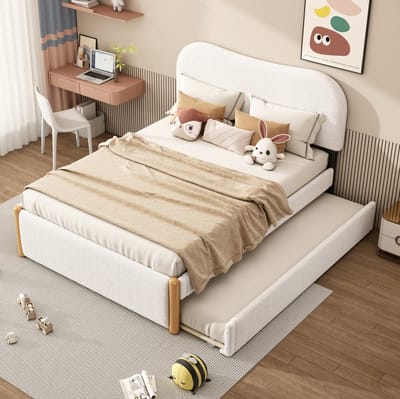 Een plat bed van 140 x 200 cm, gewatteerd, met een praktisch uitklapmechanisme, eenvoudig ontwerp, wit.
