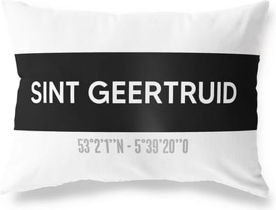Tuinkussen SINT GEERTRUID - LIMBURG met coördinaten - Buitenkussen - Bootkussen - Weerbestendig - Jouw Plaats - Studio216 - Modern - Zwart-Wit - 50x30cm