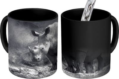 Magische Mok - Foto op Warmte Mokken - Koffiemok - Neushoorn - Natuur - Gras - Zwart - Wit - Magic Mok - Beker - 350 ML - Theemok