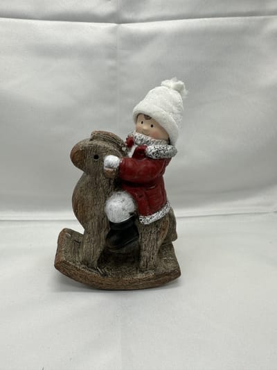 Kerstbeeldje jongen op hobbelpaard - rood + witte stoffen mutsje - polyresin - 16x11x5cm - Kerstdecoratie