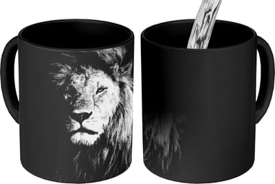 Magische Mok - Foto op Warmte Mokken - Koffiemok - Wilde dieren - Leeuw - zwart - Wit - Magic Mok - Beker - 350 ML - Theemok