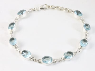 Hoogglans zilveren armband met blauwe topaas
