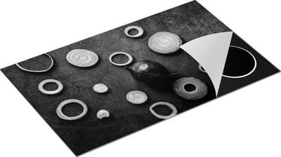 Chefcare Inductie Beschermer Gesneden Uien op een Zwarte Achtergrond - Zwart Wit - 85x52 cm - Afdekplaat Inductie - Kookplaat Beschermer - Inductie Mat