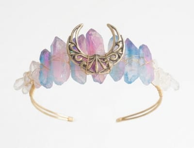 Blauw roze kristallen tiara met goudkleurige maan hanger – diadeem voor dames – iriserende hoofdband met edelsteen look en maanmotief – geschikt voor festivals, bruiloften en fotoshoots