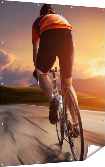 Gards Tuinposter Wielrennen Fietser op de Weg bij Zonsondergang - 120x160 cm - Tuindoek - Tuindecoratie - Wanddecoratie buiten - Tuinschilderij