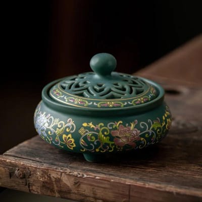 Antieke cloisonné wierookbrander, kunstwerk, decoratie, creatief ontwerp, interieur, wierook, folklore, kleurrijke emaille wierookbrander
