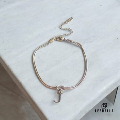 Leerella | J | Stijlvolle Letter Armband van Hoogwaardig RVS in Zilverkleur met Initialen – Perfect voor Dames en Heren | Luxe Accessoire met Persoonlijke Touch Moederdag, Valentijnsdag en Verjaardag Cadeau 16+5cm