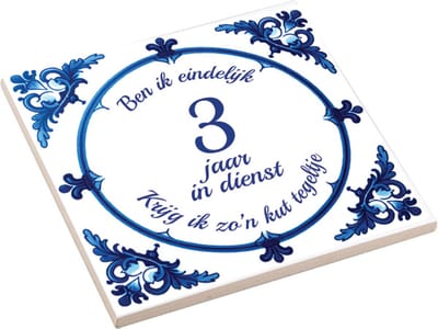 Spreuktegel met tekst " Ben ik eindelijk 3 jaar in dienst, krijg ik zo'n kut tegeltje" Werkjubileum - Cadeau voor Collega - Werknemer cadeau - Tegel met Tekst - Grappig Cadeau Collega
