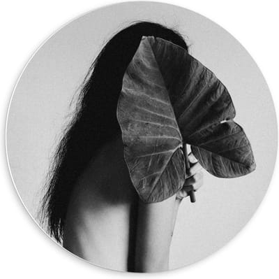 Forex Wandcirkel - Vrouw met Groot Blad voor haar Gezicht  - 60x60cm Foto op Wandcirkel (met ophangsysteem)