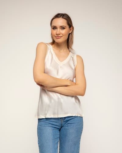 T-shirt met korte mouwen, V-hals, zijde aan de voorkant en tricot aan de achterkant