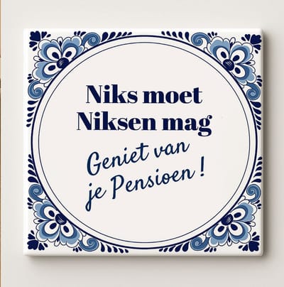 Keramische Pensioen Tegel 15x15cm – “Niks Moet, Niksen Mag – Geniet van je Pensioen!” – Blauw-Witte Delfts Blauwe Cadeautegel voor Gepensioneerden