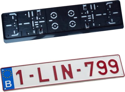 Nummerplaathouder ZWART ABS MET BOORD voor nummerplaat 520x110mm BELGIË