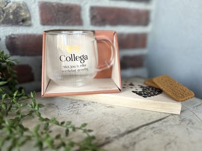 Creaties van Hier - Cadeaupakket Theeglas met Plankje - Collega- Glas - Hout