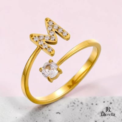 Leerella | M | Verstelbare Goudkleurige Initialen Ring - RVS Letter Ring met Zirconia Steentjes - Persoonlijke Naamring Dames