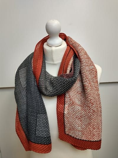 Lange dames sjaal Marie fantasiemotief bordeauxrood zwart wit bruin