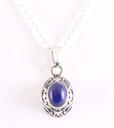 Fijne bewerkte zilveren hanger met lapis lazuli aan ketting